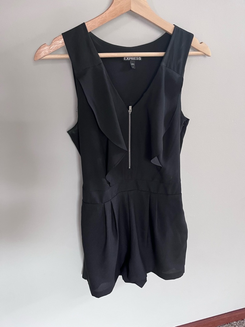 Express Black Ruffle Front Zip Romper Sleeveless Pleated Shorts Size 6